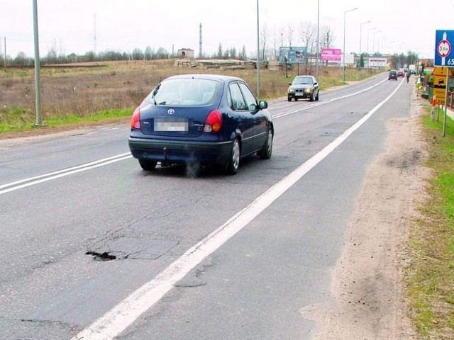 Tak wygląda Tucholska przy skręcie na Przemysłową. Miejscami jest jeszcze gorzej...