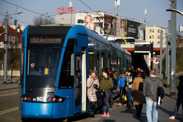 W Krakowie ograniczone zostały kursy tramwajów i autobusów. Tak dziś (środa) wygląda sytuacja w komunikacji miejskiej