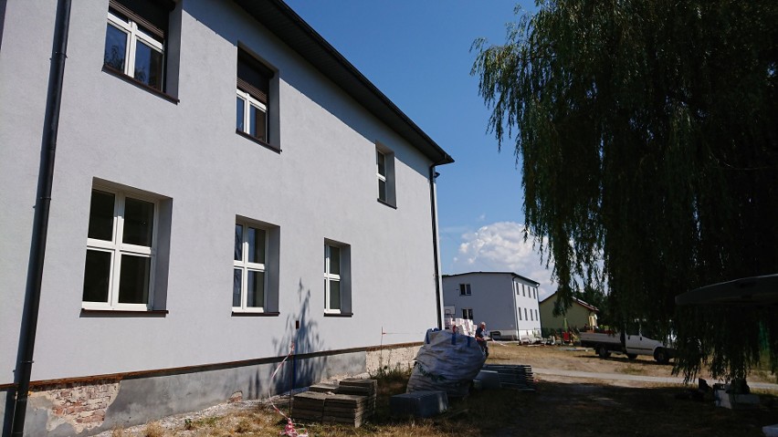 Budynek szkoły podstawowej i "domu nauczyciela" w Rakowie...
