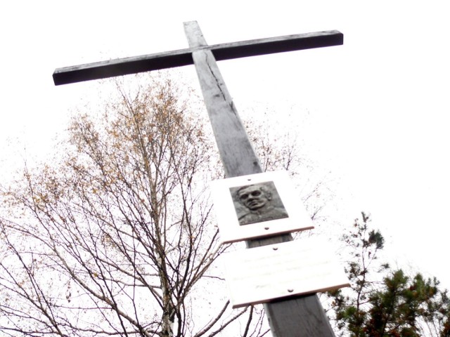 Na krzyżu przymocowana została tablica z odlewem twarzy św. Jerzego Popiełuszki.