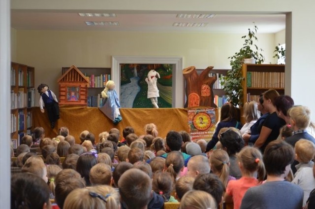 Dzieci świetnie się bawiły, śledząc z uwagą przedstawienie, często wybuchały gromkim śmiechem.