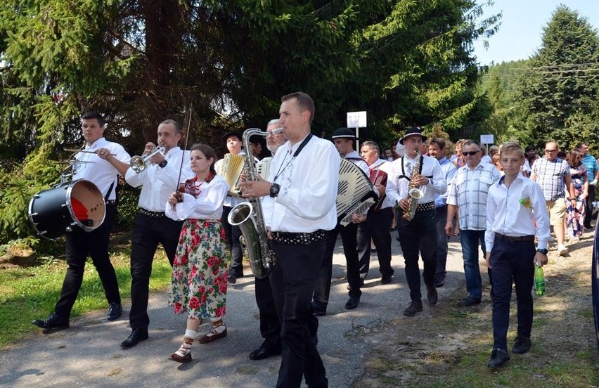 Gminne Dożynki w Tyliczu. Były ozdobione traktory i wspaniałe wieńce [ZDJĘCIA]