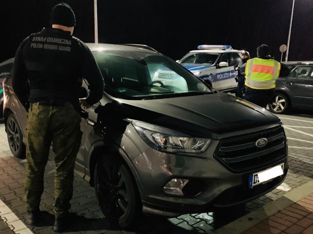 Funkcjonariusze szybko ustalili, że pojazd został skradziony kilka godzin wcześniej w na terenie Niemiec. Forda o wartości ponad 90 000 zł zabezpieczono na parkingu strzeżonym, a zatrzymanego kierowcę przekazano funkcjonariuszom z KPP w Słubicach.