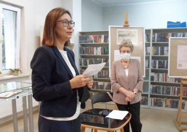 Prelekcję pt. "Swoje poznacie", przybliżającą wiele ciekawych faktów z historii Mątew wygłosiła dr Lidia Wakuluk (w głębi), którą powitała Dorota Drobnik-Stefańska, dyrektor inowrocławskiej ksiąznicy