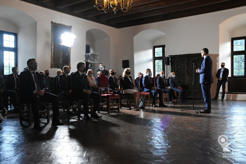 Premier Mateusz Morawiecki z wizytą w powiecie krakowskim. Spotkał się z samorządowcami na zamku w Pieskowej Skale