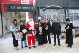 Święty Mikołaj z wizytą w Jędrzejowie. Rozdawał cukierki z pomocnikami: burmistrzem i radnym. Odwiedził także szkołę. Zobacz zdjęcia
