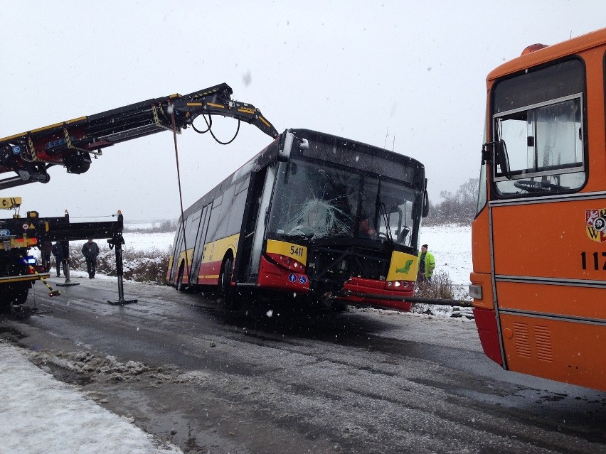 Wrocław: Wypadek wozu MPK. Autobus z pasażerami wjechał do rowu (ZDJĘCIA)