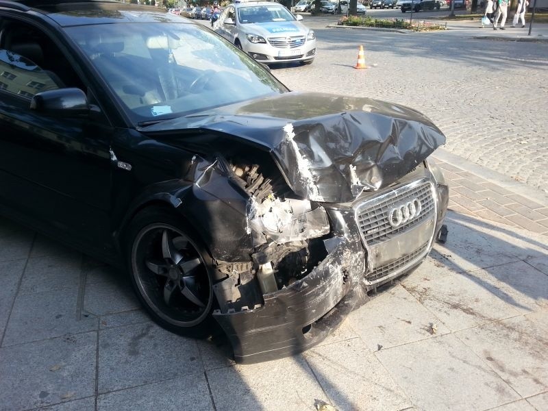 Wypadek na ul. Tuwima. Kierowca audi potrącił dwie kobiety i uderzył w mur kamienicy [ZDJĘCIA]