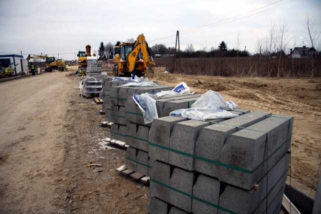 Na placu budowy dróg dojazdowych do przyszłego centrum handlowego na Czechowie pracuje ciężki sprzęt.