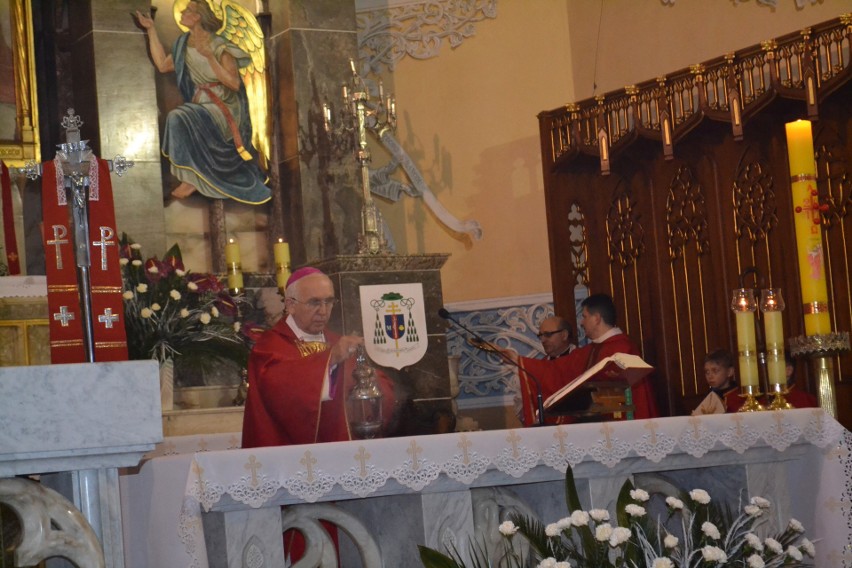 Bierzmowanie w Myszkowie: sakramentu udzielał metropolita czestochowski abp Depo ZDJĘCIA