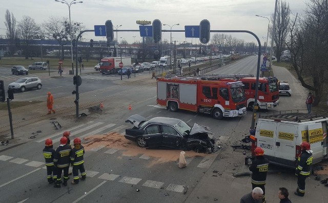 Do groźnego wypadku doszło we wtorek (3 kwietnia) po godz. 10 u zbiegu al. Wł&oacute;kniarzy i ul. Srebrzyńskiej. Na nitce drogi prowadzącej w kierunku dworca Ł&oacute;dź-Kaliska jaguar zderzył się z citroenem jumperem. Czytaj więcej i oglądaj zdjęcia na następnej stronie&lt;script class=&quot;XlinkEmbedScript&quot; data-width=&quot;854&quot; data-height=&quot;480&quot; data-url=&quot;//get.x-link.pl/de87eabf-e4ed-922a-47bc-435dfa22cb43,f7540c8c-2867-91a9-ab6b-498392675322,embed.html&quot; type=&quot;application/javascript&quot; src=&quot;//prodxnews1blob.blob.core.windows.net/cdn/js/xlink-i.js?v1&quot;&gt;&lt;/script&gt;POLECAMY PAŃSTWA UWADZE:&lt;/p&gt;&lt;div style=&quot;display:flex; padding: 10px 0 0 3px; flex-wrap:wrap;border:1px solid lightgray; width:fit-content&quot;&gt;&lt;div style=&quot;text-align:center; width: 230px; overflow: hidden; flex: 1 0 auto; margin-right:3px&quot;&gt;&lt;a href=&quot;http://www.expressilustrowany.pl/aktualnosci/g/zdjecie-popka-przed-przerazajaca-metamorfoza-trafilo-do-sieci-raper-popek-jeszcze-niedawno-wygladal-normalnie-zdjecia,13034603,28042873&quot;&gt;&lt;img src=&quot;https://d-pt.ppstatic.pl/k/r/1/e0/36/5ab505602941a_p.jpg?1521821177&quot; style=&quot;width:auto; height:150px&quot;&gt;&lt;/img&gt;&lt;/a&gt;&lt;a href=&quot;http://www.expressilustrowany.pl/aktualnosci/g/zdjecie-popka-przed-przerazajaca-metamorfoza-trafilo-do-sieci-raper-popek-jeszcze-niedawno-wygladal-normalnie-zdjecia,13034603,28042873&quot;&gt;&lt;p style=&quot;font-size:16px&quot;&gt;&lt;b&gt;Zdjęcie Popka przed przerażającą metamorfozą trafiło do sieci&lt;/b&gt;&lt;/p&gt;&lt;/a&gt;&lt;/div&gt; &lt;div style=&quot;text-align:center; width: 230px; overflow: hidden; flex: 1 0 auto; margin-right:3px&quot;&gt;&lt;a href=&quot;Poszukiwani przez policję z Łodzi [LISTY GOŃCZE]. Najniebezpieczniejsi przestępcy w Łodzi i wojew&oacute;dztwie [zdjęcia]&quot;&gt;&lt;img src=&quot;https://d-pt.ppstatic.pl/k/r/1/31/6c/5a997cc33400a_p.jpg?1521543909&quot; style=&quot;width:auto; height:150px&quot;&gt;&lt;/img&gt;&lt;/a&gt;&lt;a href=&quot;http://www.expressilustrowany.pl/lodz/g/poszukiwani-przez-policje-z-lodzi-listy-goncze-najniebezpieczniejsi-przestepcy-w-lodzi-i-wojewodztwie-zdjecia,12976082,27736772/&quot;&gt;&lt;p style=&quot;font-size:16px&quot;&gt;&lt;b&gt;Najniebezpieczniejsi przestępcy w Łodzi [zdjęcia]&lt;/b&gt;&lt;/p&gt;&lt;/a&gt;&lt;/div&gt; &lt;div style=&quot;text-align:center; width: 230px; overflow: hidden; flex: 1 0 auto; margin-right:3px&quot;&gt;&lt;a href=&quot;http://www.expressilustrowany.pl/quiz/4546,czy_umiesz_przeklinac_po_lodzku,q,t.html&quot;&gt;&lt;img src=&quot;http://d-pt.ppstatic.pl/quizy/k/r//1/15/cf/5aae48236d643_p.jpg?1521371172&quot; style=&quot;width:auto; height:150px&quot;&gt;&lt;/img&gt;&lt;/a&gt;&lt;a href=&quot;http://www.expressilustrowany.pl/quiz/4546,czy_umiesz_przeklinac_po_lodzku,q,t.html&quot;&gt;&lt;p style=&quot;font-size:16px&quot;&gt;&lt;b&gt;Czy umiesz przeklinać po Ł&oacute;dzku [QUIZ]&lt;/b&gt;&lt;/p&gt;&lt;/a&gt;&lt;/div&gt; &lt;div style=&quot;text-align:center; width: 230px; overflow: hidden; flex: 1 0 auto; margin-right:3px&quot;&gt;&lt;a href=&quot;http://www.expressilustrowany.pl/lodz/g/top-10-pizzerii-w-lodzi-wedlug-portalu-tripadvisor-zdjecia-mapy,12955190,27635294&quot;&gt;&lt;img src=&quot;https://d-pt.ppstatic.pl/k/r/1/dd/d7/5a8ef681048e4_p.jpg?1520086666&quot; style=&quot;width:auto; height:150px&quot;&gt;&lt;/img&gt;&lt;/a&gt;&lt;a href=&quot;http://www.expressilustrowany.pl/lodz/g/top-10-pizzerii-w-lodzi-wedlug-portalu-tripadvisor-zdjecia-mapy,12955190,27635294&quot;&gt;&lt;p style=&quot;font-size:16px&quot;&gt;&lt;b&gt;TOP 10 pizzerii w ŁODZI według portalu TripAdvisor [ZDJĘCIA, MAPY]&lt;/b&gt;&lt;/p&gt;&lt;/a&gt;&lt;/div&gt; &lt;div style=&quot;text-align:center; width: 230px; overflow: hidden; flex: 1 0 auto; margin-right:3px&quot;&gt;&lt;a href=&quot;http://www.expressilustrowany.pl/aktualnosci/a/anna-mucha-nago-aktorka-opublikowala-na-instagramie-zdjecia-z-sesji-w-playboyu-material-18,12528996&quot;&gt;&lt;img src=&quot;https://d-pt.ppstatic.pl/k/r/1/ef/35/59cd18dae7a9d_p.jpg?1506702333&quot; style=&quot;width:auto; height:150px&quot;&gt;&lt;/img&gt;&lt;/a&gt;&lt;a href=&quot;http://www.expressilustrowany.pl/aktualnosci/a/anna-mucha-nago-aktorka-opublikowala-na-instagramie-zdjecia-z-sesji-w-playboyu-material-18,12528996&quot;&gt;&lt;p style=&quot;font-size:16px&quot;&gt;&lt;b&gt;Anna Mucha nago! Sesja z Playboya [zdjęcia]&lt;/b&gt;&lt;/p&gt;&lt;/a&gt;&lt;/div&gt; &lt;div style=&quot;text-align:center; width: 230px; overflow: hidden; flex: 1 0 auto; margin-right:3px&quot;&gt;&lt;a href=&quot;http://www.expressilustrowany.pl/sport/a/kibice-widzewa-kibice-lks-archiwalne-zdjecia-fanow-lodzkich-druzyn,905815&quot;&gt;&lt;img src=&quot;https://d-pt.ppstatic.pl/k/r/1/1f/13/51a4910e787da_p.jpg?1521301504&quot; style=&quot;width:auto; height:150px&quot;&gt;&lt;/img&gt;&lt;/a&gt;&lt;a href=&quot;http://www.expressilustrowany.pl/sport/a/kibice-widzewa-kibice-lks-archiwalne-zdjecia-fanow-lodzkich-druzyn,905815&quot;&gt;&lt;p style=&quot;font-size:16px&quot;&gt;&lt;b&gt;Kibice Widzewa, kibice ŁKS - archiwalne zdjęcia&lt;/b&gt;&lt;/p&gt;&lt;/a&gt;&lt;/div&gt; &lt;div style=&quot;text-align:center; width: 230px; overflow: hidden; flex: 1 0 auto; margin-right:3px&quot;&gt;&lt;a href=&quot;http://www.expressilustrowany.pl/lodz/g/konkurs-miss-lata-express-ilustrowany-organizowal-od-1984-roku-archiwalne-zdjecia-40-kandydatek-i-blisko-4-tysiace-lodzian,11949750,23272356&quot;&gt;&lt;img src=&quot;https://d-pt.ppstatic.pl/k/r/1/70/85/595256cc9118f_p.jpg?1520160168&quot; style=&quot;width:auto; height:150px&quot;&gt;&lt;/img&gt;&lt;/a&gt;&lt;a href=&quot;http://www.expressilustrowany.pl/lodz/g/konkurs-miss-lata-express-ilustrowany-organizowal-od-1984-roku-archiwalne-zdjecia-40-kandydatek-i-blisko-4-tysiace-lodzian,11949750,23272356&quot;&gt;&lt;p style=&quot;font-size:16px&quot;&gt;&lt;b&gt;Konkurs Miss Lata 1984 roku na Fali (zdjęcia)&lt;/b&gt;&lt;/p&gt;&lt;/a&gt;&lt;/div&gt; &lt;div style=&quot;text-align:center; width: 230px; overflow: hidden; flex: 1 0 auto; margin-right:3px&quot;&gt;&lt;a href=&quot;http://www.expressilustrowany.pl/lodz/g/wynagrodzenia-w-wojewodztwie-lodzkim-gdzie-sie-zarabia-najwiecej-ranking,13031234,28027774&quot;&gt;&lt;img src=&quot;https://d-pt.ppstatic.pl/k/r/1/d3/6e/5ab3b4ba8abd6_p.jpg?1521743257&quot; style=&quot;width:auto; height:150px&quot;&gt;&lt;/img&gt;&lt;/a&gt;&lt;a href=&quot;http://www.expressilustrowany.pl/lodz/g/wynagrodzenia-w-wojewodztwie-lodzkim-gdzie-sie-zarabia-najwiecej-ranking,13031234,28027774&quot;&gt;&lt;p style=&quot;font-size:16px&quot;&gt;&lt;b&gt;Gdzie się zarabia najwięcej woj. ł&oacute;dzkim? [RANKING]&lt;/b&gt;&lt;/p&gt;&lt;/a&gt;&lt;/div&gt; &lt;div style=&quot;text-align:center; width: 230px; overflow: hidden; flex: 1 0 auto; margin-right:3px&quot;&gt;&lt;a href=&quot;http://www.expressilustrowany.pl/aktualnosci/a/kiedy-w-marcu-przestawiamy-zegarki-zmiana-czasu-na-letni-marzec-2018-o-ktorej-przestawiamy-zegarki-kiedy-zmiana-czasu-2018,13034837&quot;&gt;&lt;img src=&quot;https://d-pt.ppstatic.pl/k/r/1/16/3b/5ab511e5f3c04_p.jpg?1521818488&quot; style=&quot;width:auto; height:150px&quot;&gt;&lt;/img&gt;&lt;/a&gt;&lt;a href=&quot;http://www.expressilustrowany.pl/aktualnosci/a/kiedy-w-marcu-przestawiamy-zegarki-zmiana-czasu-na-letni-marzec-2018-o-ktorej-przestawiamy-zegarki-kiedy-zmiana-czasu-2018,13034837&quot;&gt;&lt;p style=&quot;font-size:16px&quot;&gt;&lt;b&gt;Kiedy zmiana czasu? Zobacz, kiedy przestawiamy zegarki&lt;/b&gt;&lt;/p&gt;&lt;/a&gt;&lt;/div&gt; &lt;/div&gt;