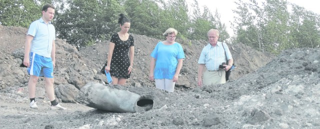 Adrian Han, Agnieszka Sobczak, Renata Lach i Marek Plaza mieszkają w sąsiedztwie terenów przemysłowych. Jest tu nie tylko brzydko, ale na dodatek potwornie śmierdzi...