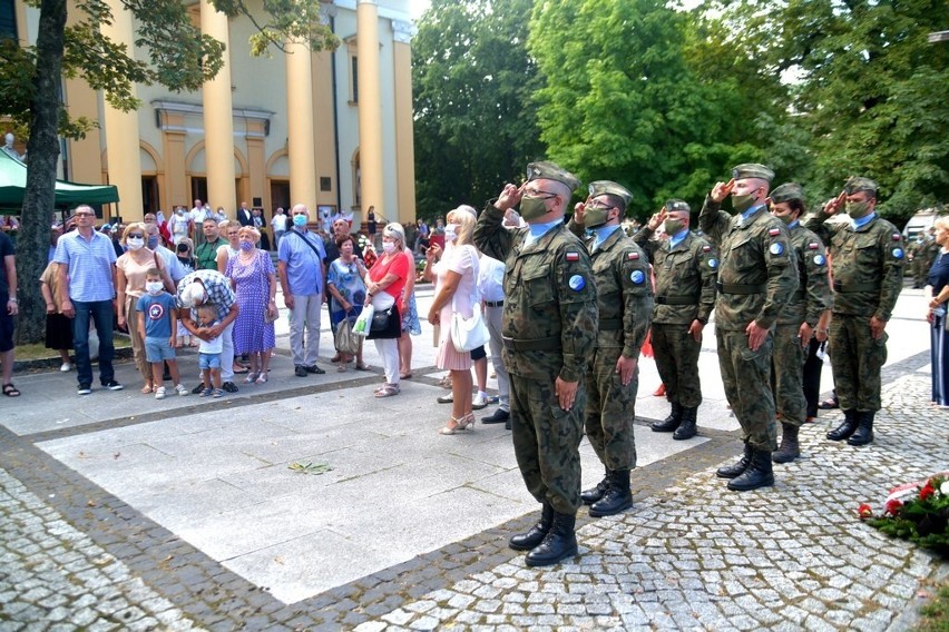 Uroczyste obchody Święta Wojska Polskiego w Radomiu. Apel Pamięci przed kościołem garnizonowym - zdjęcia