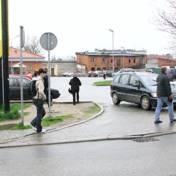 Tak teraz wygląda przy Netto i aż prosi się o  bezpieczny chodnik dla mieszkańców, tak żeby  nie musieli wchodzić pod koła samochodom