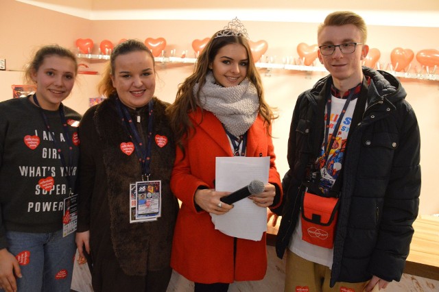 Imprezę podczas finału WOŚP w Brzegu prowadziła Natalia Roczniak, Miss Polski widzów Polsatu, z którą chętnie fotografowali się wolontariusze.