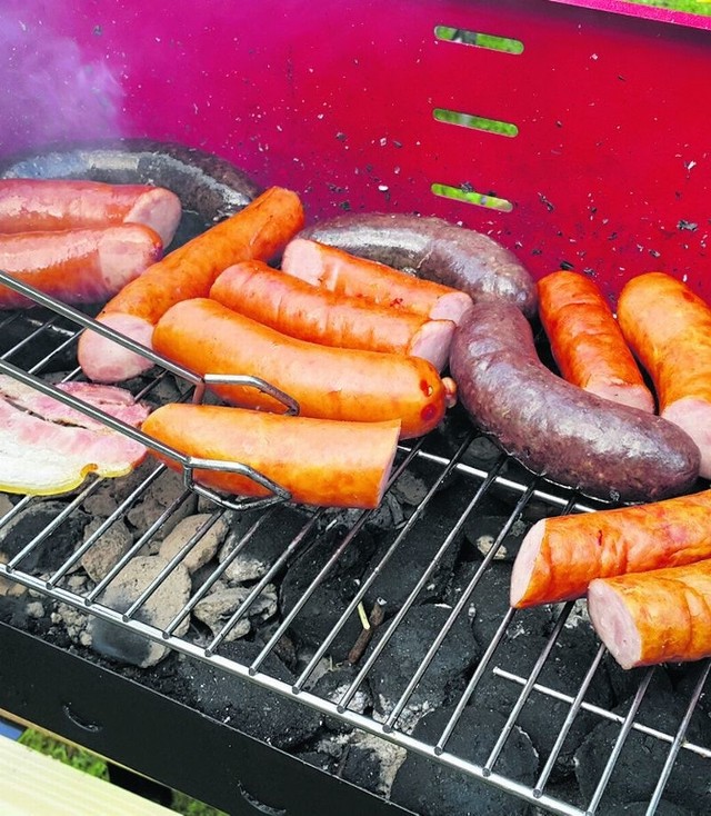 Kiełbasa z rusztu ma mniej tłuszczu niż ta z patelni, ale gdy jest spalona na brzegach szkodzi nam.