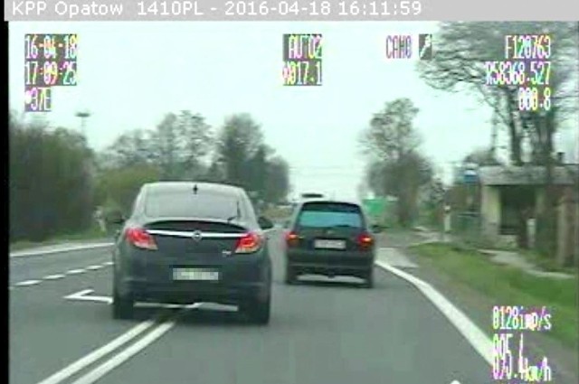 Na nagraniu z videorejestratora widać między innymi jak kierowca wyprzedza na podwójnej linii ciągłej