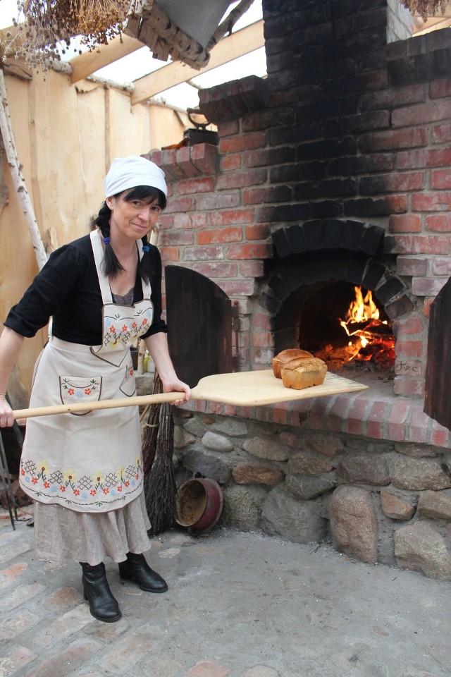 Beata Tomaszewska przy chlebowym piecu