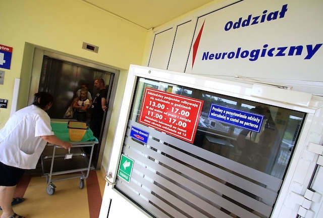 Oddział neurologiczny na Bielanach to jeden z wielu, gdzie lekarze stają przed dylematem: operować czy nie