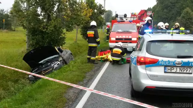 Young Multi (Michał Rychlik) - znany raper i youtuber, którego teledyski w sieci ogląda 1,3 mln internautów - miał w piątek przed południem wypadek w Jełowej pod Opolem. Napisał o tym na Facebooku. Opolska policja poinformowała, że do wypadku doszło na drodze krajowej 45 w Jełowej. 20-latek kierujący mercedesem z nieustalonej przyczyny zjechał na przeciwny pas i zderzył się z innym mercedesem kierowanym przez 60-latka. Auto młodszego kierowcy wylądowało w rowie. 20-latek został poszkodowany, z obrażeniami trafił do szpitala. Policja ustala dokładne okoliczności wypadku.