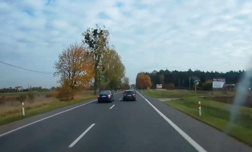 Kierowca autobusu oraz aut osobowych uciekali na pobocze....