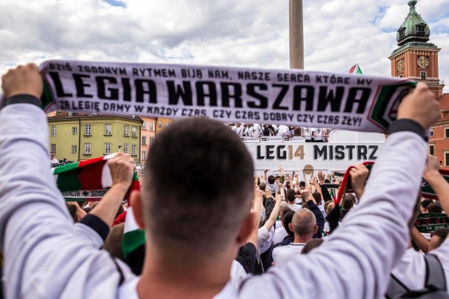 21.05.2018 warszawa plac zamkowy mistrzowska feta legii warszawa z wreczeniem pucharu i medali legia warszawa mistrz polski pilka nozna ekstraklasa legionisci legia race raca racowisko dym kibice kibic ultras insta  nzfot. szymon starnawski / polska press