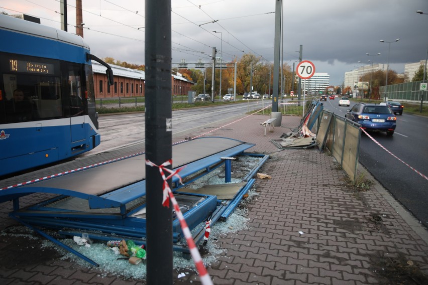 Samochód wjechał w przystanek w centrum Krakowa. Jedna osoba ranna