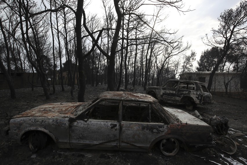 Spalone samochody w miasteczku Mati, gdzie znaleziono cztery...