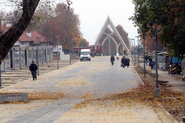 Cmentarz na Majdanku ma nową drogę dojazdową. Powstało ok. 300 miejsc parkingowych