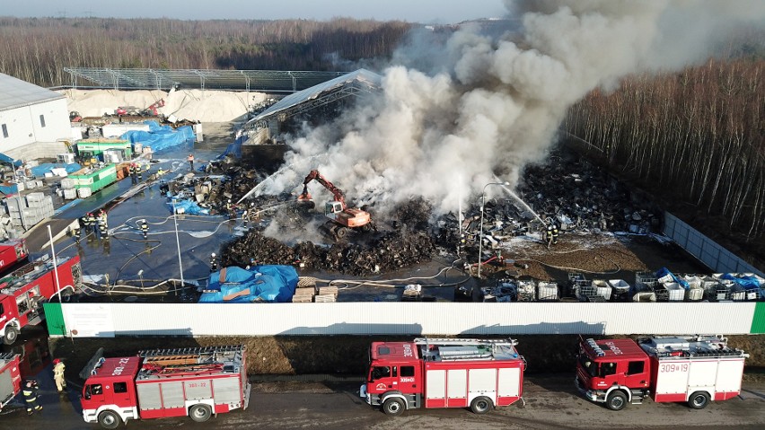 Pożar w firmie pod Kielcami. Z ogniem walczyło 21 zastępów straży pożarnej