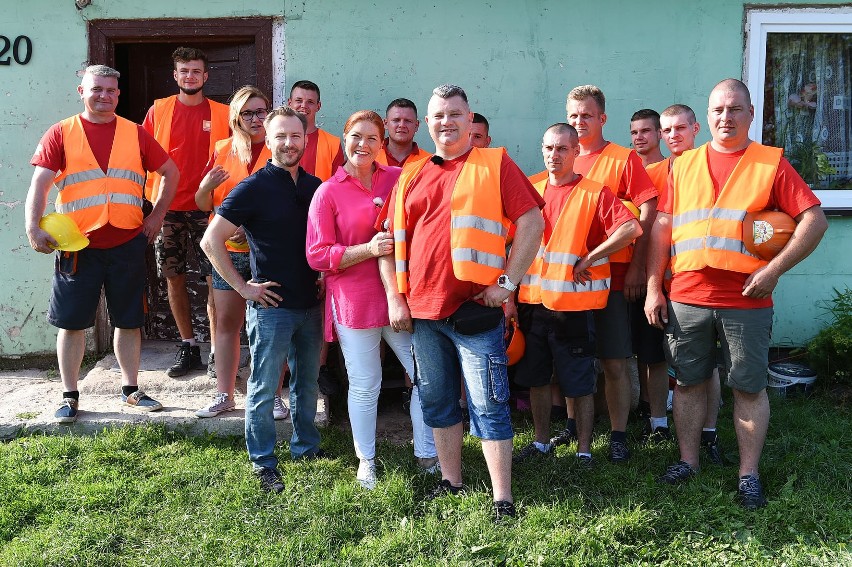 "Nasz Nowy Dom" pomógł rodzinie z gminy Pniewy. Państwo Jabłońscy mają bieżącą wodę, łazienkę, kuchnię, pokoje i nowe meble