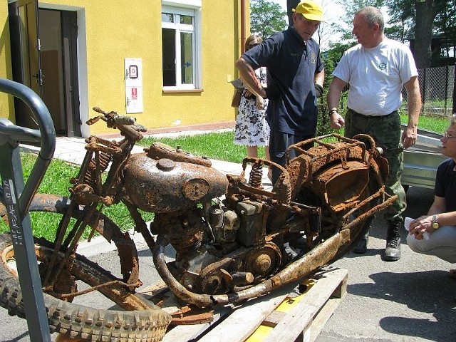 Motocykl Raleigh leżał pod ziemią około 70 lat. Po pracach konserwatorskich będzie jednym z ciekawszych eksponatów w dębickim muzeum.