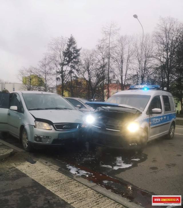 Na ulicy Sikorskiego w Zawierciu doszło do kolizji policyjnego radiowozu z samochodem osobowym