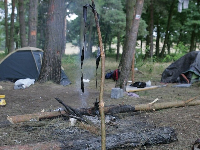W miejscu, gdzie stał namiot tragicznie zmarłej pary, płoną teraz znicze i stoi gałązka, przewiązana czarnym kirem