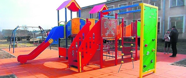We wsi Bąkowiec w gminie Garbatka-Letnisko wybudowano nowoczesny plac zabaw dla dzieci. Kosztował on nieco ponad 100 tysięcy złotych. Połowę tej kwoty stanowiła unijna dotacja.
