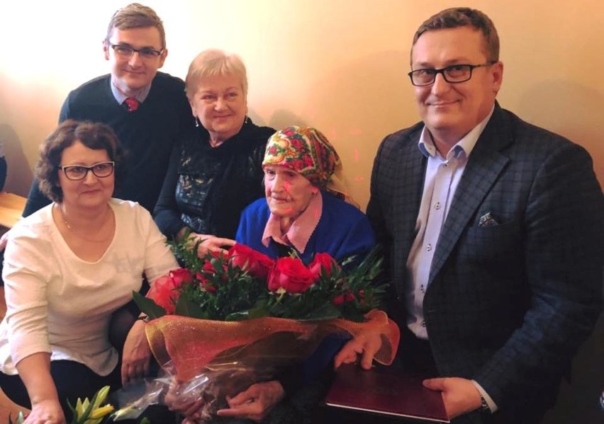 Stulatka z Badrzychowic świętowała urodziny. Była rodzinna i życzenia 200 lat