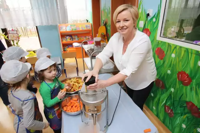 Małgorzata Litwin, dietetyk pracujący w przedszkolu w Nowinach razem z dziećmi przyrządza wspólne posiłki - to dobry sposób, by nauczyć je zdrowych wyborów i przyzwyczajeń.