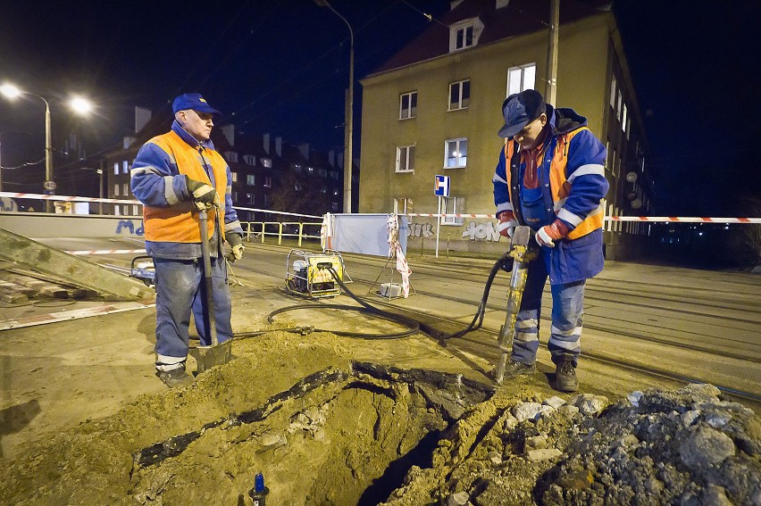 Na ulicy Nakielskiej pękła rura