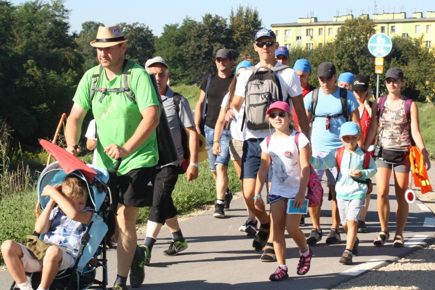 Oświęcimscy pątnicy w pięciu grupach z dekanatów:...