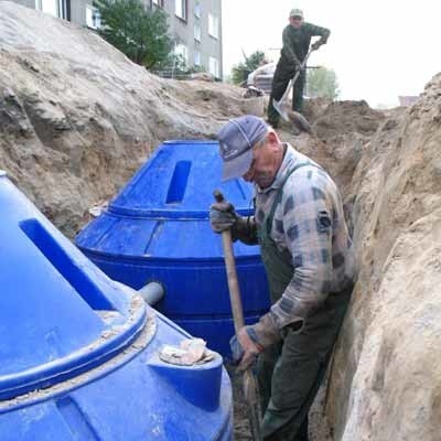 Niezależnie od powstającej aglomeracji mieszkańcy sami budowali przydomowe oczyszczalnie ścieków. Powodem miały być tańsze koszty eksploatacyjne i opłaty. Na zdjęciu budowa w Koninie Żagańskim.