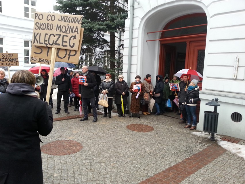 Minister edukacji w Łodzi. Pikieta ZNP na powitanie Anny Zalewskiej