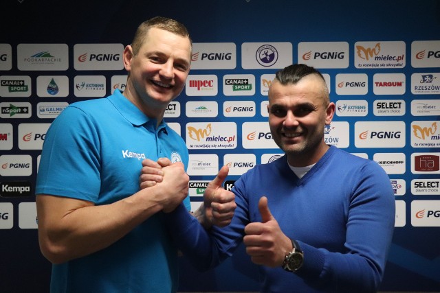 Nowy trener Michał Przybylski (z lewej) w towarzystwie nowego prezesa klubu, Romana Kowalika