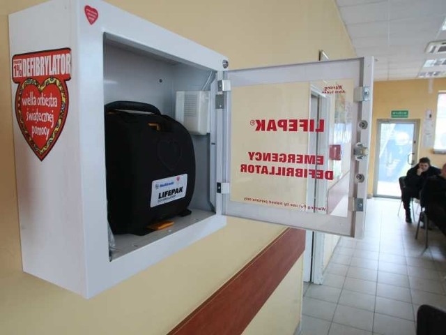 Defibrylator AED w Targach Kielce znajduje się w budynku ochrony przy wejściu na teren Targów. W obiekcie nie ma żadnych znaków informujących o tym, że taki sprzęt jest tu dostępny.
