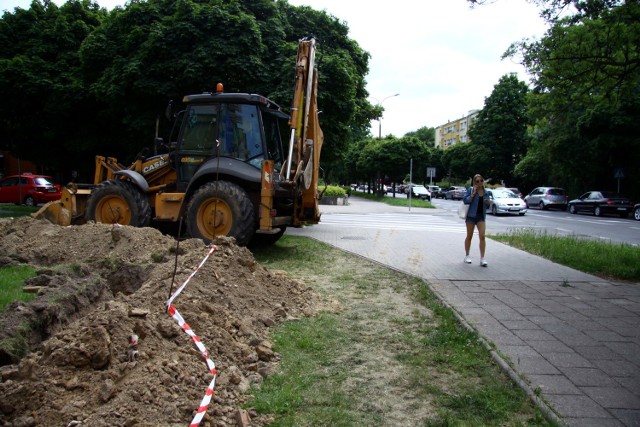Pękła rura kanalizacji sanitarnej na ul. Sowińskiego. W nocy z soboty na niedzielę fragment jezdni będzie zamknięty dla ruchu 