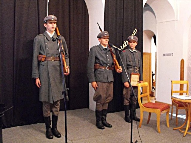 Poezję patriotyczną recytowali w strojach legionowych członkowie Związku Strzeleckiego Oddziału Radom: Jakub Wnukowski, Jakub Szymczak i Patryk Płokita.