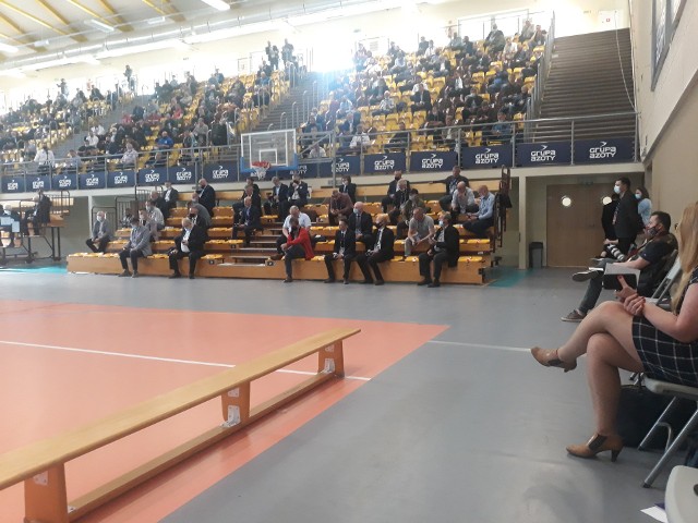 Delegaci zasiadali na trybunach hali sportowej w Policach.