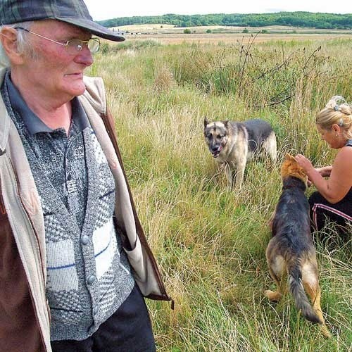 Kazimierz Michoń z żoną w miejscu, gdzie postrzelono psa. Mimo że przygarnął nowego psa, z bólem opowiada o tamtym zajściu.