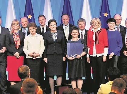 Premier Ewa Kopacz w towarzystwie polskiej minister infrastruktury i rozwoju Marii Wasiak oraz unijnych komisarzy i marszałków województw symbolicznie zainaugurowała wykorzystanie kolejnej transzy funduszy europejskich