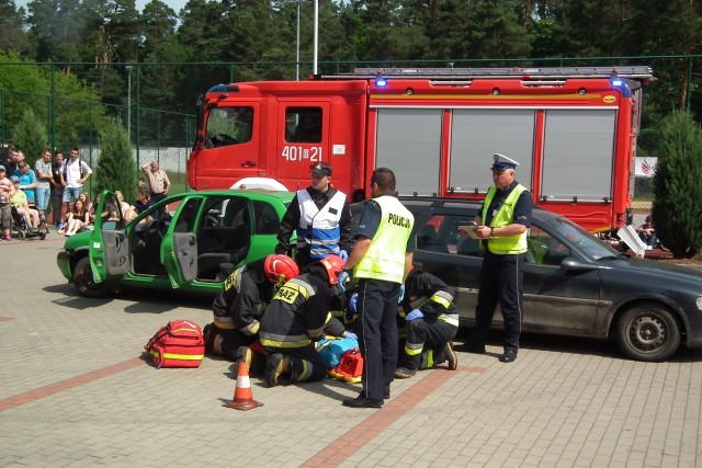 Pod Augustowskim Centrum Edukacyjnym zderzyły się trzy pojazdy. Na pomoc poszkodowanym ruszyli studenci Państwowej Wyższej Szkoły Zawodowej w Suwałkach, policja oraz strażacy. Ranne zostały trzy osoby.