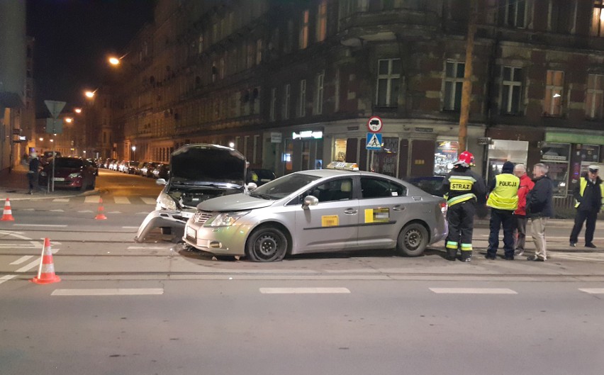 Wypadek taksówek na 3 godziny zablokował tramwaje